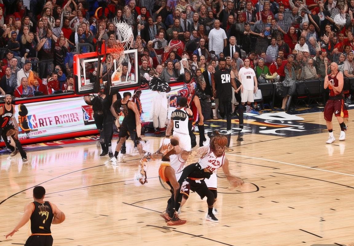 2017年NBA季后赛：骑士4-0横扫猛龙，詹姆斯统治力与猛龙协同困境解析